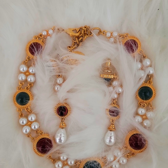 Luxurious Gold and Pearl Necklace with Jewel Accents - Picture 1 of 8